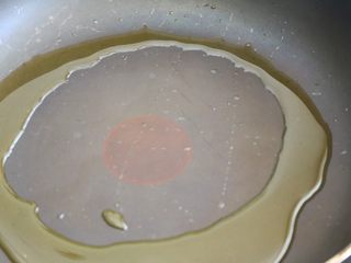 4、日式蛋包饭,平底锅放油。