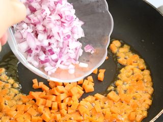 5、日式蛋包饭,平底锅放油，放入胡萝卜、洋葱。