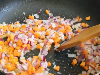 6、日式蛋包饭,煸炒至胡萝卜洋葱变软。