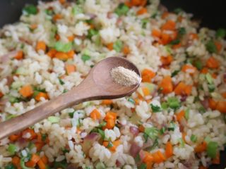 9、日式蛋包饭,翻炒后加入鸡精、盐，翻炒均匀后盛起备用。