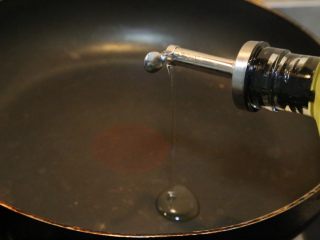 11、日式蛋包饭,锅中放油烧热。