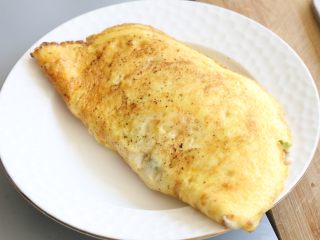 14、日式蛋包饭,盖上另外一半鸡蛋，盛起。