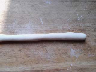 1、水煎包,面团排气揉匀，搓成长条，