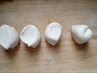 2、水煎包,分成小剂子（我的剂子大约25-30克左右），