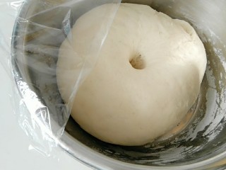 1、小嫦娥花样馒头,面团发酵至体积两倍大时，手指戳一个洞，观察洞口不立刻回缩，说明发酵好了。