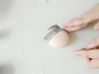 6、小嫦娥花样馒头,粘到粉红面团上，粘不住时，蘸些水。