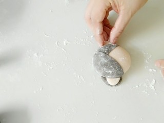 9、小嫦娥花样馒头,在粘上一层粉红面团。