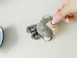 11、小嫦娥花样馒头,接下来是做眼睛，一层黑面片，一层白面片。