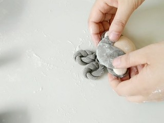 10、小嫦娥花样馒头,放上麻花辫，在提醒一遍，蘸些水，更容易粘住哦！