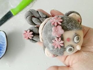 13、小嫦娥花样馒头,在做出一些红色花花做装饰，然后二次发酵会，冷水上锅蒸，开中小火。