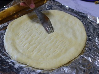 7、火腿披萨,用叉子在中间扎一下