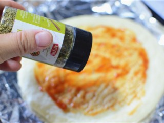 8、火腿披萨,中间刷番茄酱，撒披萨草