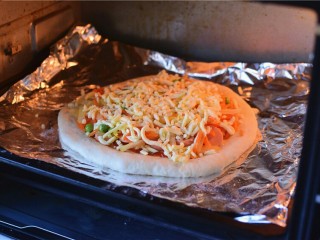 12、火腿披萨,烤箱200度，烤20分钟左右，边缘变金黄即可