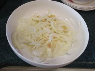 3、韩式烧肉,加入洋葱丝。