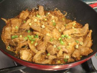 11、韩式烧肉,洒上葱花就可熄火。