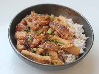 12、韩式烧肉,盛一碗热饭，铺上烧肉和酱汁，软嫩的猪肉和微辣醇味的酱汁，配上白饭，美味！  