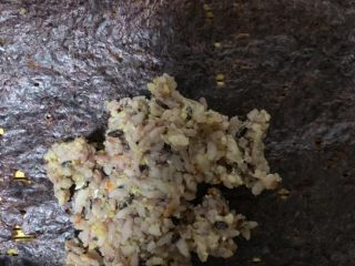7、紫米寿司,米饭平铺紫菜上