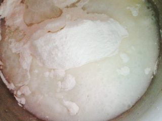 1、冰皮月饼,准备好以上材料，将水跟冰皮粉混合在一起搅拌