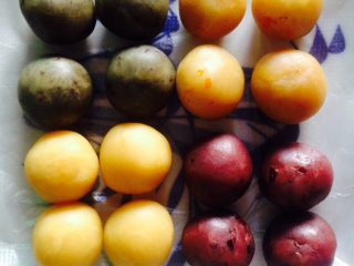 4、冰皮月饼,把馅分成25克一个，400克可以分成16个