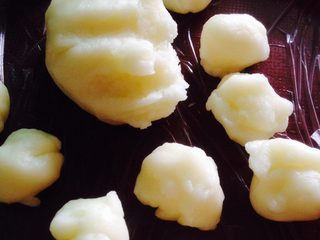 5、冰皮月饼,然后把冰皮粉拿出来，分成15克一个，家里没有电子称，我是凭感觉差不多捏的
