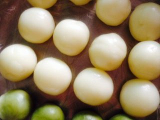 6、冰皮月饼,冰皮有点颜色才可爱，我在冰皮粉里加了点抹茶粉变成绿色，如果有食用色素可以加，更加色彩缤纷