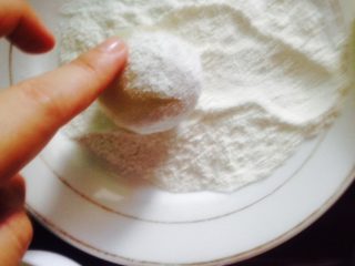 7、冰皮月饼,把皮包馅搓成圆球型，滚一下三洋糕粉防止粘手