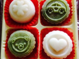 9、冰皮月饼,印好的月饼拿去冰箱冷冻，记住冰皮月饼需要冷冻而不是冷藏噢