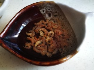 7、冬至的饺子～韭菜猪肉饺子,海米泡发切碎 加入肉馅中