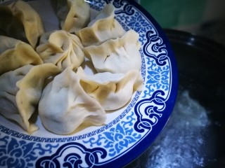 11、冬至的饺子～韭菜猪肉饺子,锅中水开 下饺子