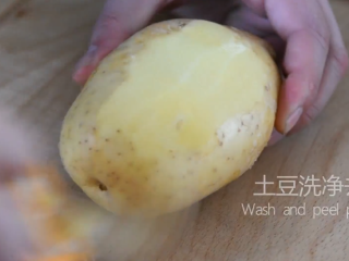 1、薯片厂家都急坏了，2分钟学会这款香辣薯片,土豆洗净去皮