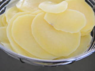 4、薯片厂家都急坏了，2分钟学会这款香辣薯片,沥干捞出