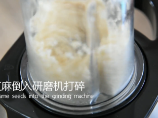 7、薯片厂家都急坏了，2分钟学会这款香辣薯片,白芝麻倒入研磨机打碎