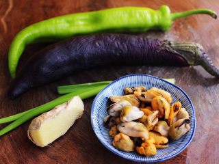 1、茄条炒海虹,首先备齐所有的食材,海虹肉提前从冰柜里拿出来解冻。