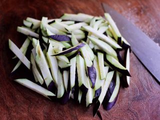 2、茄条炒海虹,茄子洗净后用刀切成小条状。