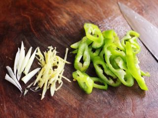 3、茄条炒海虹,青尖椒切丝,葱姜也切成丝备用。