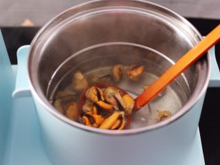 4、茄条炒海虹,东菱早餐机的汤锅里,加入适量的清水煮沸后,加入少许盐放入海虹肉焯一下水后,捞出沥干水分备用。