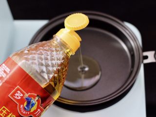 5、茄条炒海虹,早餐机的平底锅里倒入花生油烧热。