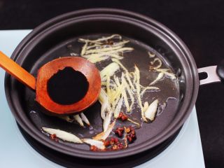 7、茄条炒海虹,这个时候加入生抽调色。