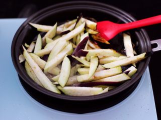 8、茄条炒海虹,放入切条的茄子。