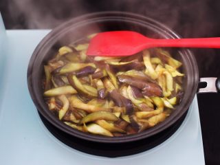 9、茄条炒海虹,大火翻炒至茄条断生变色。