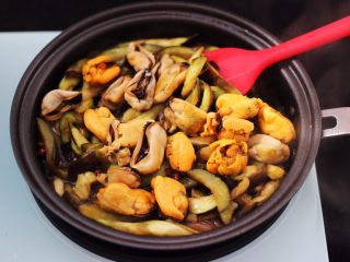 11、茄条炒海虹,大火翻炒片刻后,倒入焯过水的海虹肉。