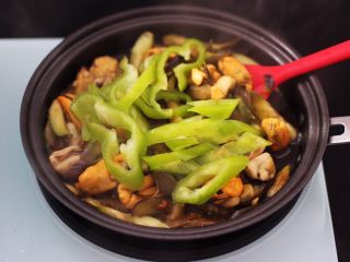 12、茄条炒海虹,继续大火翻炒均匀,加入青尖椒丝。