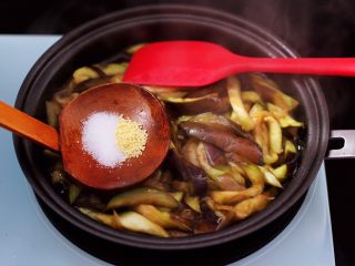 10、茄条炒海虹,这个时候加入适量的盐和鸡精调味。