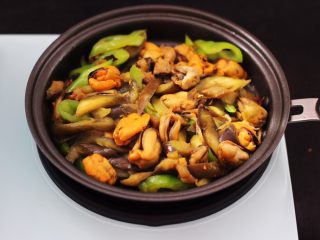 13、茄条炒海虹,大火翻炒均匀即可关火。