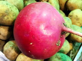 2、冬至美食   快手菜腊肠炒萝卜,大萝卜一颗