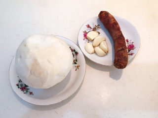 3、冬至美食   快手菜腊肠炒萝卜,给萝卜削皮，所有食材准备好了