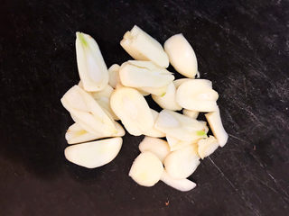 4、冬至美食   快手菜腊肠炒萝卜,蒜瓣切成小片