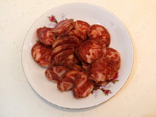 5、冬至美食   快手菜腊肠炒萝卜,煮好的腊肠切成小片