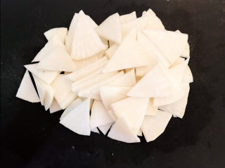 6、冬至美食   快手菜腊肠炒萝卜,大萝卜切成三角块