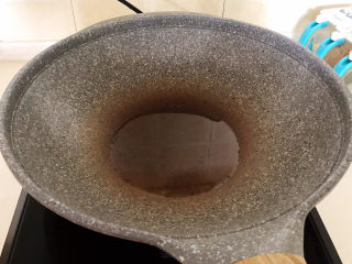 7、冬至美食   快手菜腊肠炒萝卜,炒锅烧热后加入大豆色拉油